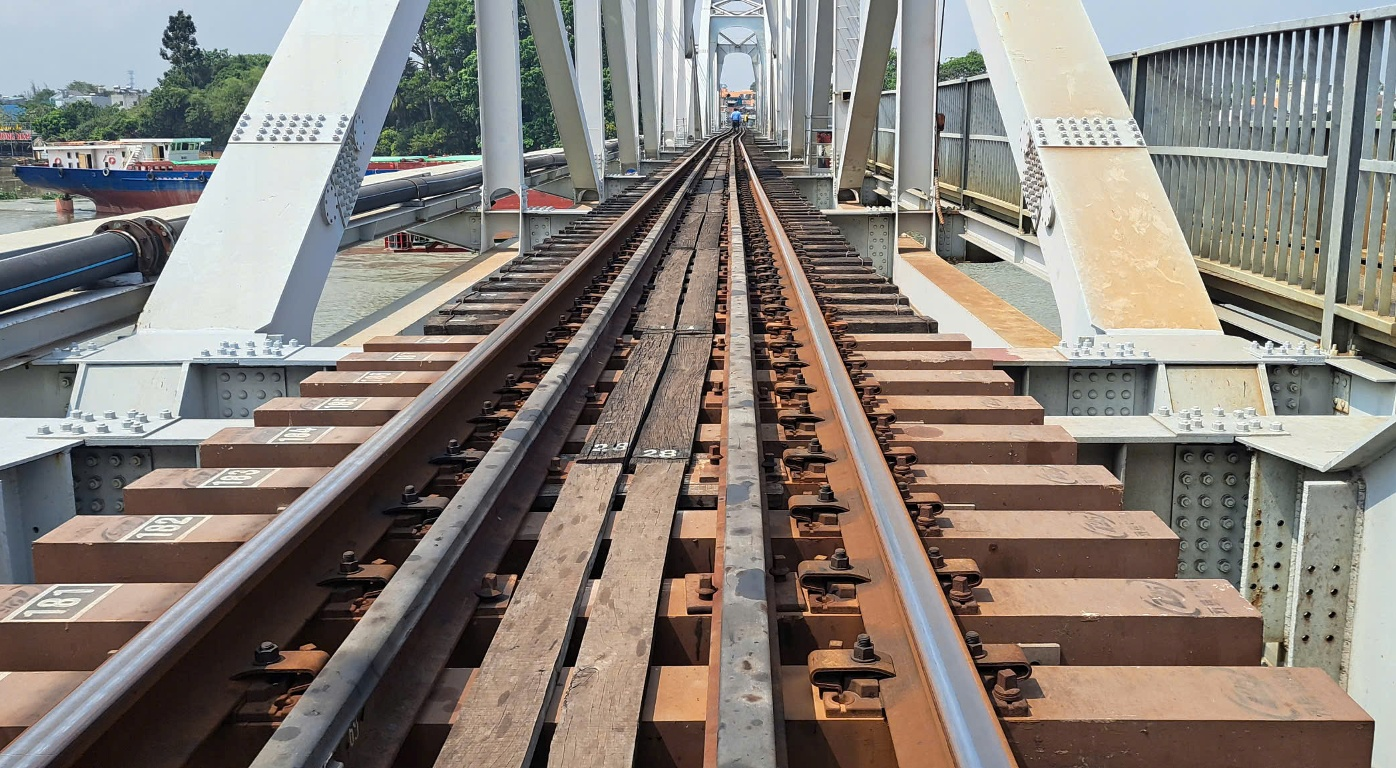 Ngành đường sắt dừng chạy nhiều đoàn tàu do sự cố sà lan va chạm với cầu Ghềnh